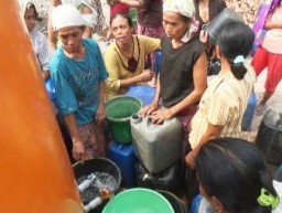 Teror Kekeringan Melanda, Puluhan Warga Berebut Air Bersih