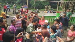 Bupati Asat Beri Bantuan Korban Banjir Sungai Kanal di Klakah