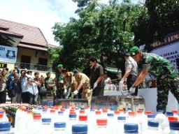 Jelang Tahun Baru 2015, Polres Lumajang Musnahkan Ribuan Botol Miras