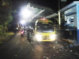 Wow..!!! Pantai Bambang Meski Malam Tetap Ramai Dikunjungi Ratusan Wisatawan