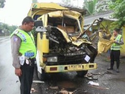 Diduga Sang Sopir Mengantuk, Juragan Kayu Tewas Terjepit Antara Kepala Truck dan Bak Fuso