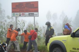 Ingatkan Masyarakat, BPBD Lumajang Pasang Rambu Rawan Longsor