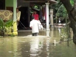 SMA 3 Berikan Bantuan Sembako Korban Banjir