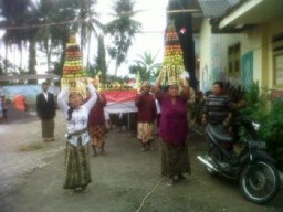 Meriah, Kirab Bantenan Warnai HUT RI ke-70 dan Sedekah Desa Sarikemuning