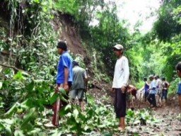 Diguyur Hujan Lebat, Tebing Setinggi 4 meter Ambruk Ketengah Jalan