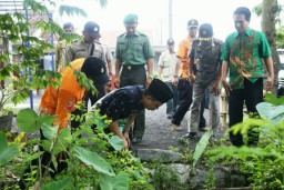 Got Mampet Akibat Sampah, Bupati Asat Beri Bantuan Korban Banjir Dua Desa