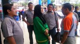 H.Ngateman Bersama Rombongan KONI Sambangi Atlet Lumajang di PON Jabar