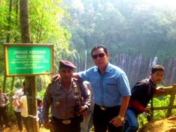 Kasat Shabara Polres Lumajang Pantau Pengunjung Yang Membludak di Air Terjun Tumpak Sewu