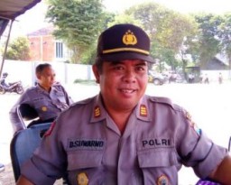 Jelang Pilkades, Kerumunan Warga Didepan SDN Curahpetung Dilempar Bondet