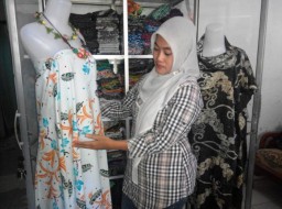 Kembang Kempis Batik Menak Koncar Khas Lumajang Dalam Mencari Pasar