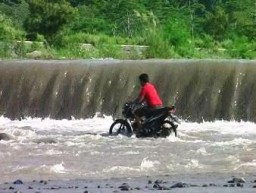 Belum Surut Total, Warga Nekat Nyebrang Sungai Rejali