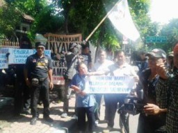 Sidang Salim Kancil, Aktivis Demo Desak Aparat Ungkap Dalang Pembunuhan