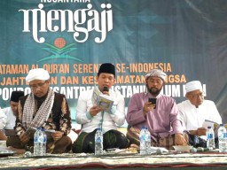 KH. Samhan Baghis Khataman Al-Quran Pakai HP di Nusantara Mengaji