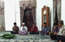 Bupati Asat Malik Ajak Khotmil Quran Grup WatsApp di Pringgitan Pendopo