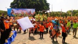 Meriah..!! Bupati Asat Lepas Festival dan Apel Besar Seniman Jharan Kencak Asli Lumajang