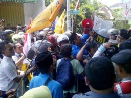 Demo Pelantikan DPRD Lumajang, PMII Bentrok Dengan Polisi