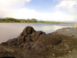 Kreatif, Festival Seni Pasir 100 Hari Gugurnya Salim Kancil Tampilkan Keindahan Pantai Watu Pecak