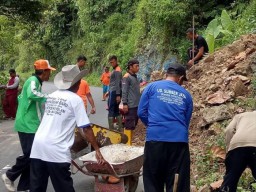 Perangkat Desa Sumberwuluh Bersihkan Material Longsoran di Piket Nol