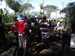 Swadaya, Warga Kalidilem Gotong Royong Bangun Jembatan