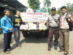 Semut Peduli Gandeng Polsek Sukodono Bagi-Bagi Nasi Bungkus