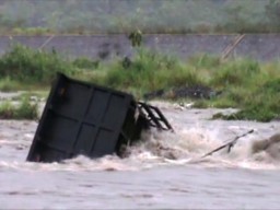 Diterjang Banjir Lahar Dingin Semeru, Truck Pasir Terseret Puluhan Meter