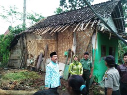 Turun Langsung, Bupati Asat Malik Bantu Korban Puting Beliung di Desa Sumber Anyar