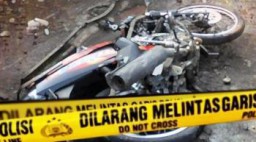 Nekat Nyalip, Dua Sepeda Motor Tabrakan