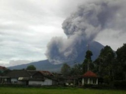 Gunung Semeru Terus Keluarkan Kepulan Asap Abu Vulkanik Disertai Suara Gemuruh