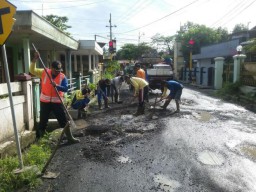 Dinas PU Tambal Jalan Berlubang di Pertigaan Lampu Merah Pasirian