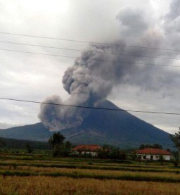 Gunung Semeru Semburkan Awan Panas, Sejumlah Daerah Diguyur Hujan Abu