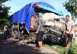 Diduga Mengantuk, Supir Truck Bermuatan Buah Naga Tewas Terjepit