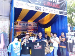 H. Ngateman Ketua KONI Borong Kaos I Like Lumajang di Stand Kreasi Anak Muda