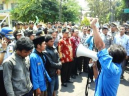 Salim Kancil Dibunuh, PMII Demo Desak Bupati Lumajang Tutup Tambang Pasir Illegal