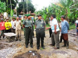 Melalui Kegiatan Gotong-royong, TNI Terus Dekatkan Diri ke Masyarakat