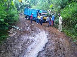 Jalan Penghubung Desa Kertowono dan Gucialit Rusak Parah