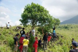 Menanam Dalam Keberagaman, Mari Selamatkan Alam Gunung Lemongan