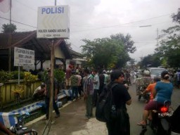 Ratusan Warga Desa Pajarakan Ngeluruk Kantor Polsek Randuagung