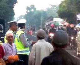 Jelang Puncak Arus Balik Pemudik, Anggota Polres Lumajang Disiagkan Titik Jalur Rawan Kemacetan