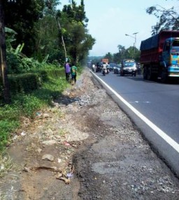 Tergerus Air Hujan, Sisi Jalan Probolinggo-Lumajang Rawan Timbulkan Kecelakaan