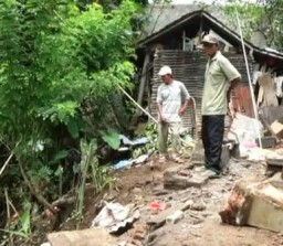 Tidak Kuat Menahan Tekanan Air, Tebing Sedalam Lima Meter Ambruk