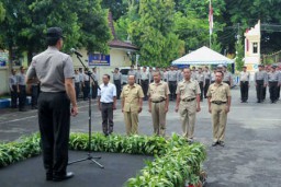 Kapolres Lumajang Beri Penghargaan Pada Pemenang Lomba Siskamling