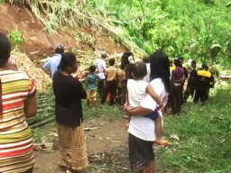 Tebing 15 Meter Longsor, Jalur Penghubung Kecamatan Gucialit-Padang Terputus