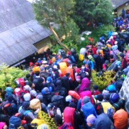 Woooow...!! Libur Panjang Pendakian Gunung Semeru Membeludak