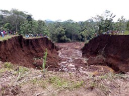 Semakin Parah, Longsor Bercampur Lumpur di Bence Masih Terus Berlanjut