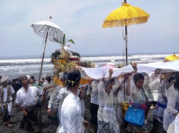 Ritual Melasti di Pantai Watu Pecak sebagai Momentum Umat Hindu Pembersihan Diri dan Alam