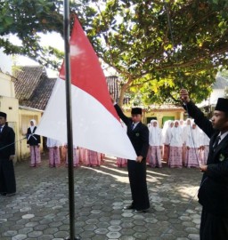 Bersarung, Santri Ponpes An-Nur Tempeh Gelar Upacara HUT RI ke-71