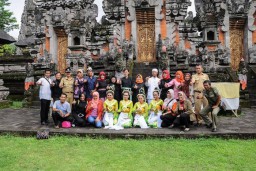 Usai Dari Pura Madhara Giri, Besok, Soraya Haque Akan Menikmati Indahnya Air Terjun Tumpak Sewu