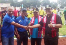 Launching PSIL, H.Thoriq Kalungkan Syal  Supporter ke Bupati dan Ketua DPRD Lumajang