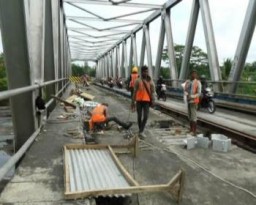 Jelang Musim Mudik, Jembatan Sungai Mujur Jalur Lintas Selatan Diperbaiki