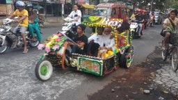 Awuch serunya....! Nikahan Keliling Naik Vespa